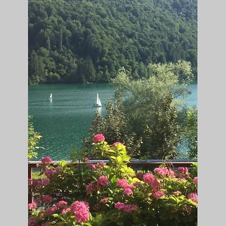 Casa A Schiera Fronte Lago Con Giardino Барчис Екстериор снимка