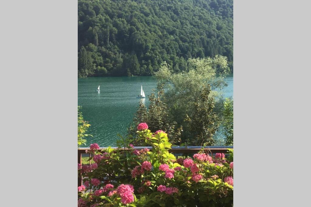 Casa A Schiera Fronte Lago Con Giardino Барчис Екстериор снимка