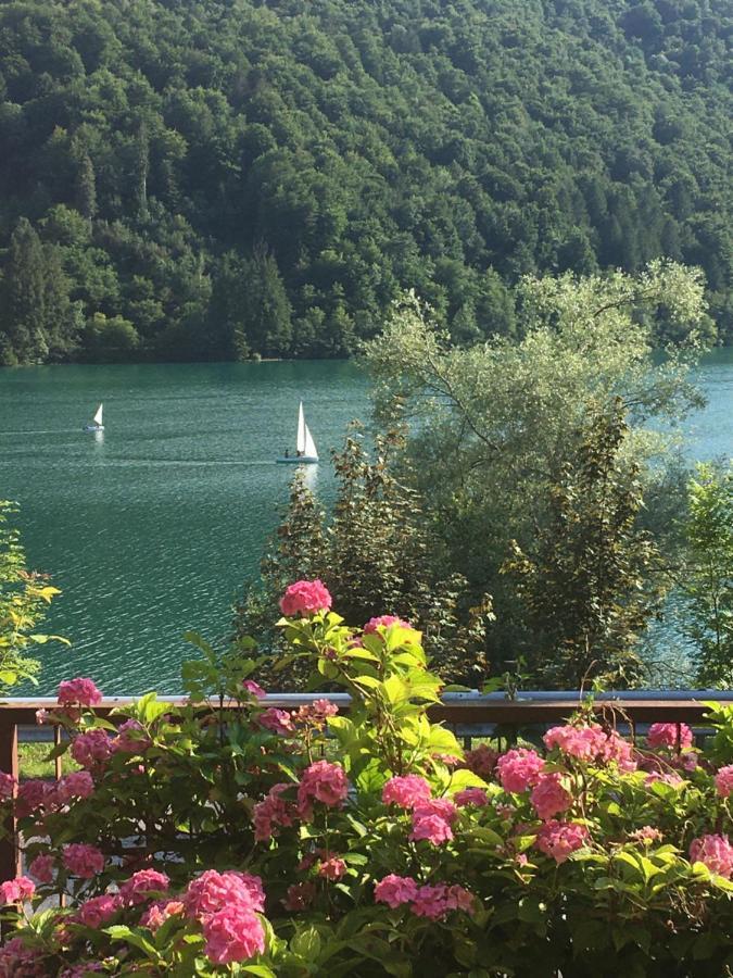 Casa A Schiera Fronte Lago Con Giardino Барчис Екстериор снимка