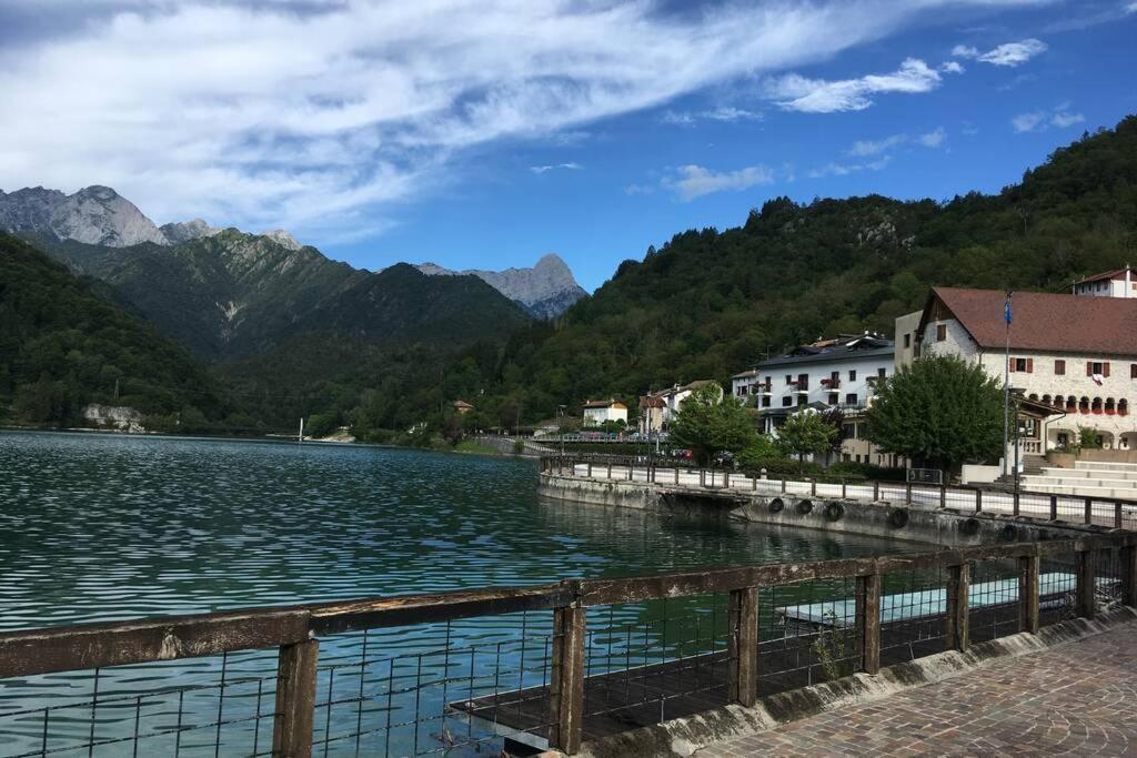 Casa A Schiera Fronte Lago Con Giardino Барчис Екстериор снимка
