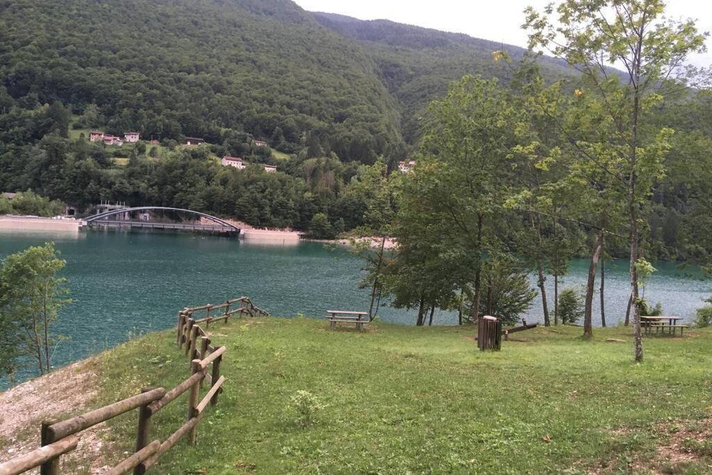 Casa A Schiera Fronte Lago Con Giardino Барчис Екстериор снимка