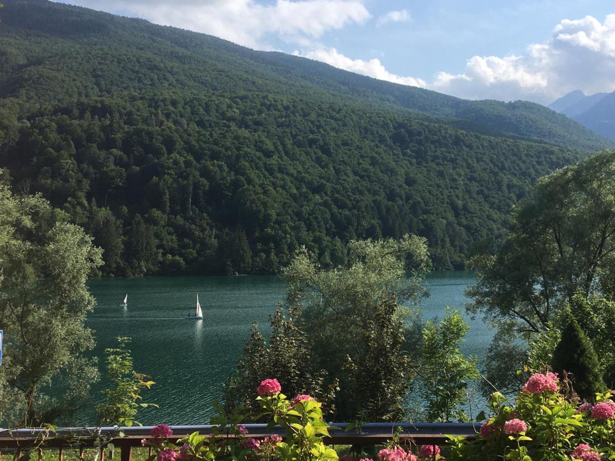 Casa A Schiera Fronte Lago Con Giardino Барчис Екстериор снимка