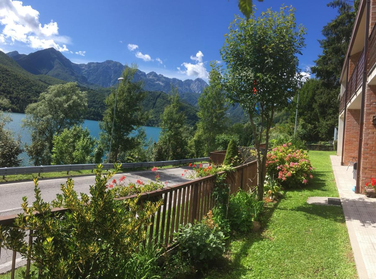Casa A Schiera Fronte Lago Con Giardino Барчис Екстериор снимка